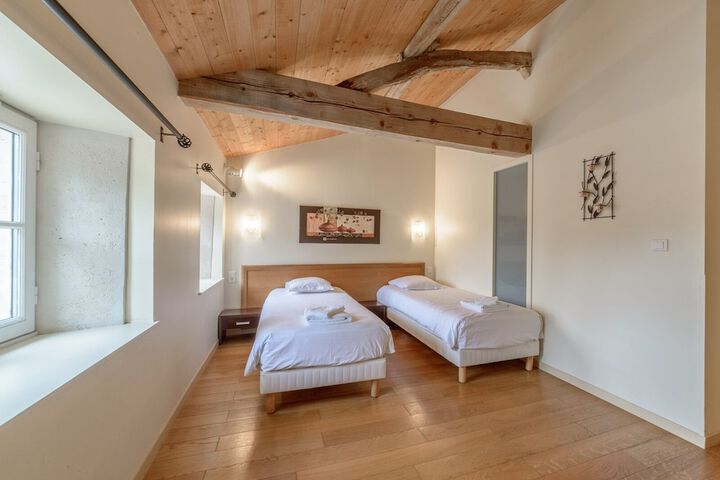 Room 2 of 10