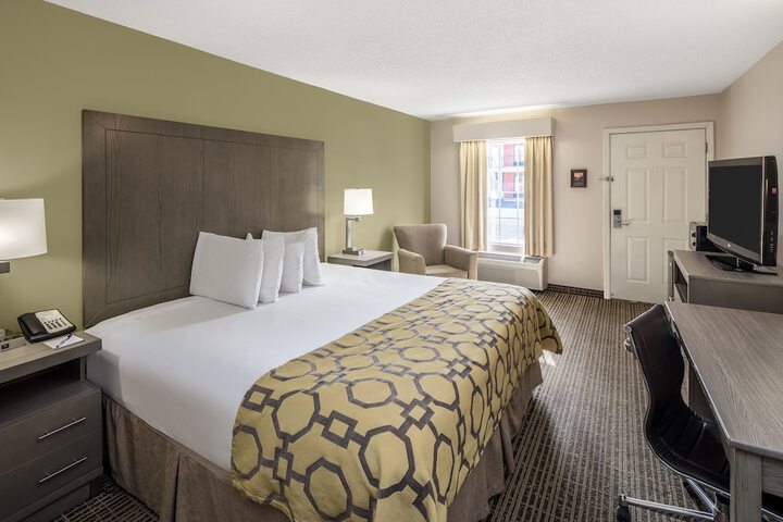 1 King Bed (4 of 7)