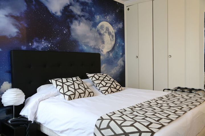 Room 6 of 33