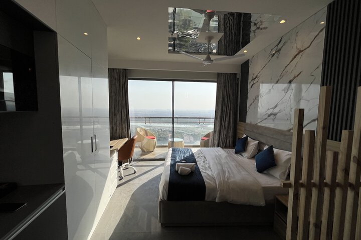 Room 8 of 11