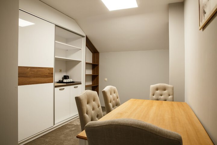 Room 34 of 132