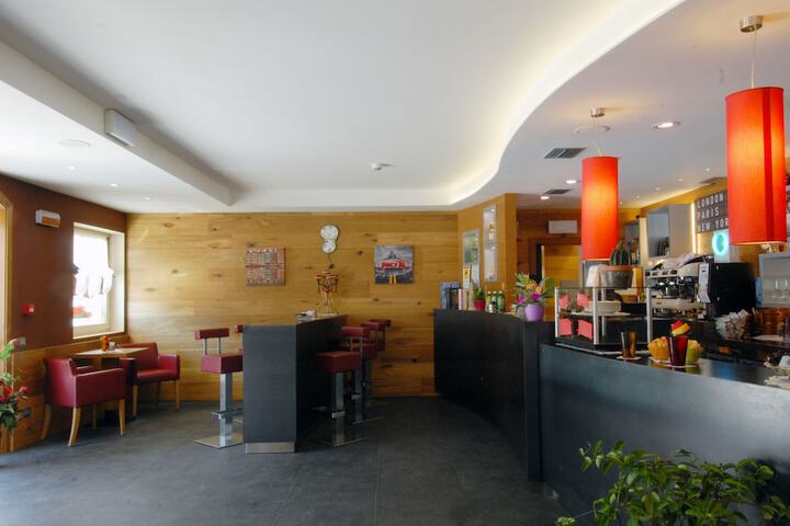 Lounge 66 of 70