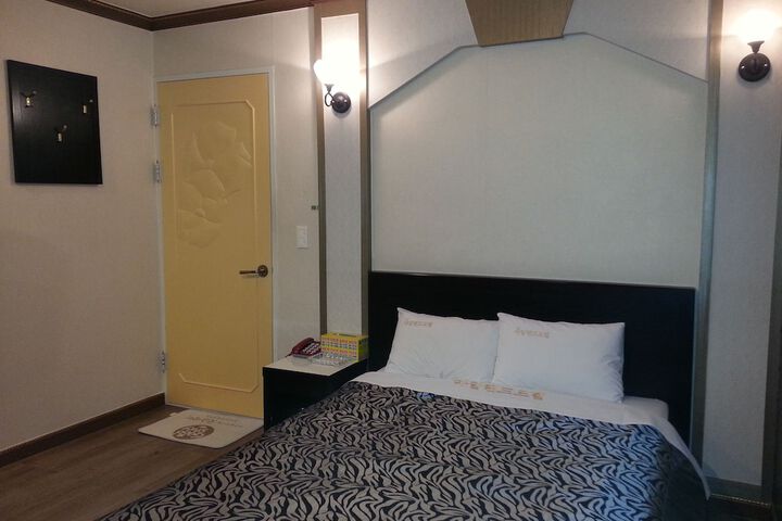 Room 4 of 31