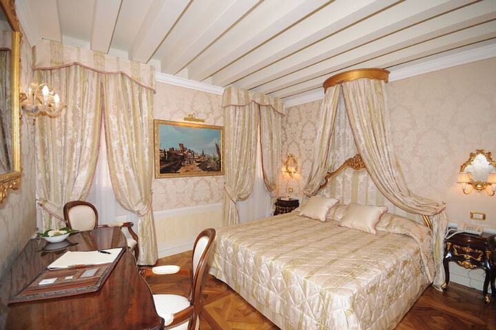 Room 53 of 107