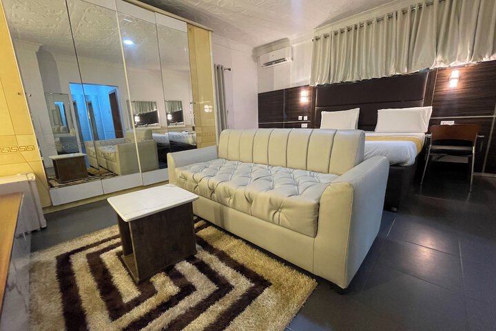 Room 12 of 41