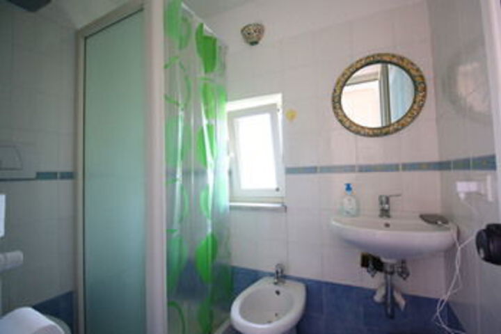 Room 4 of 33
