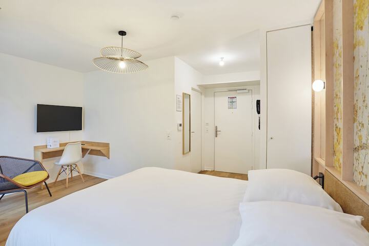 Room 27 of 48