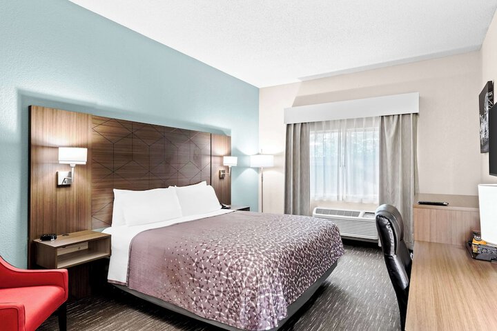 1 King Bed Microwave and Refrigerator WiFi Full Breakfast (2 of 17)