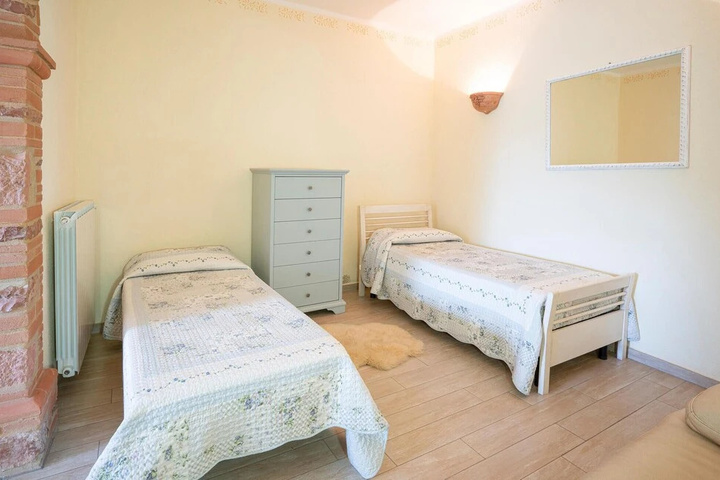 Room 4 of 14