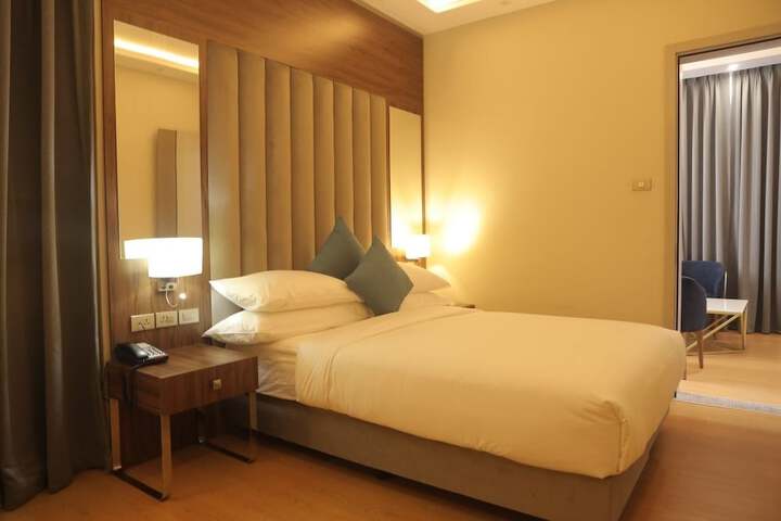 Room 6 of 18