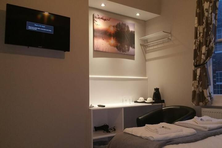 Room 27 of 43