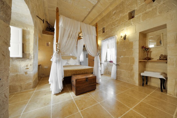 Room 2 of 31