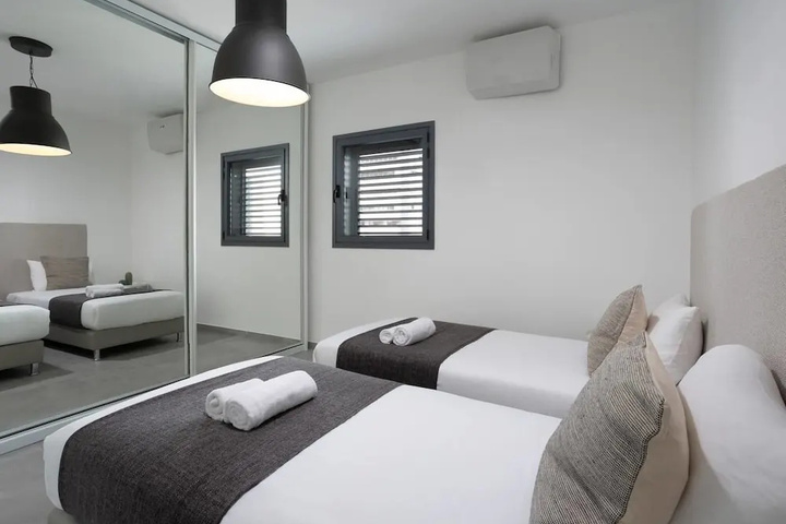Room 2 of 10