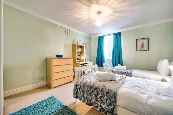 Room 4 of 16