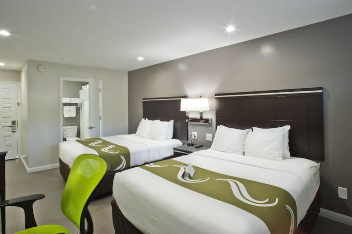 2 Queen Beds (3 of 4)