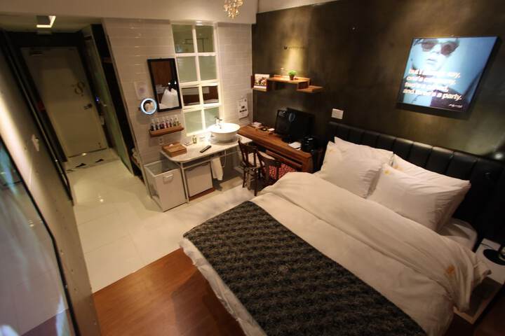 Room 5 of 68