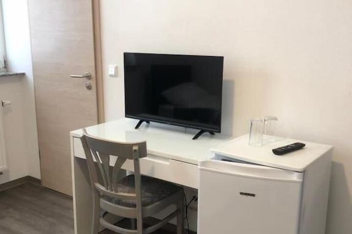 Room 9 of 18