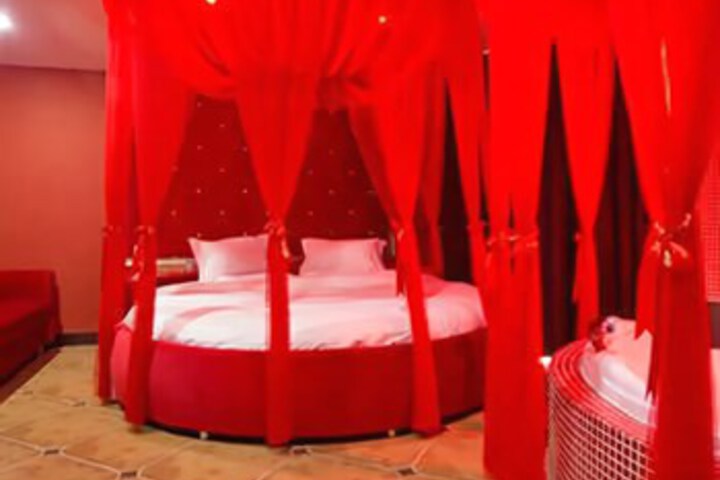 Room 4 of 8