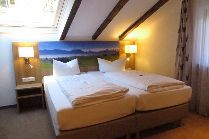 Room 4 of 83