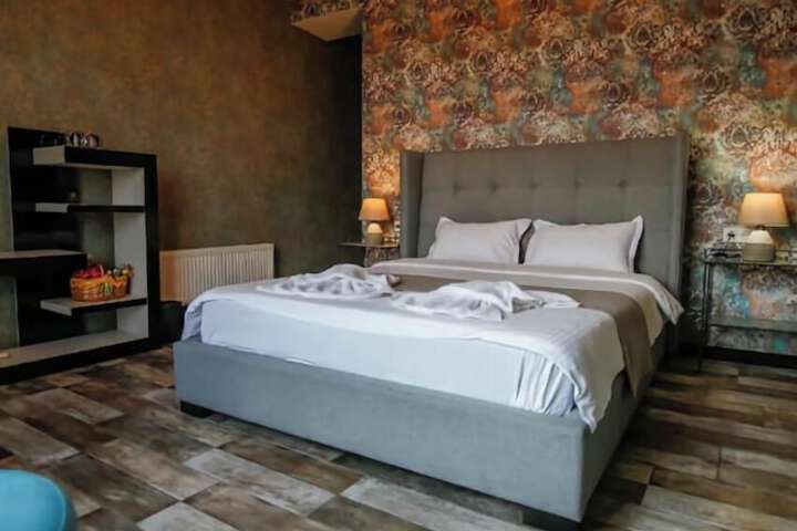 Room 6 of 11