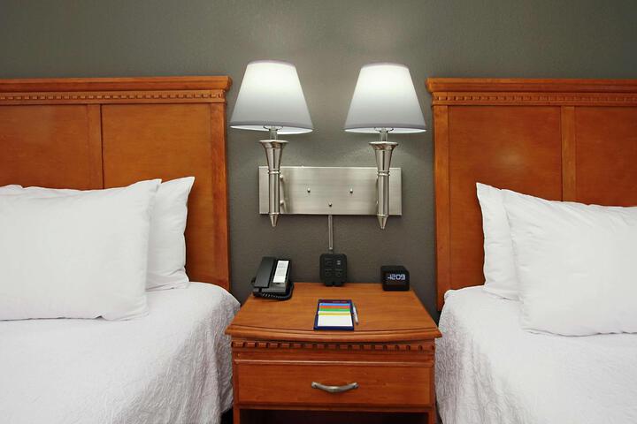 2 Queen Beds (2 of 6)