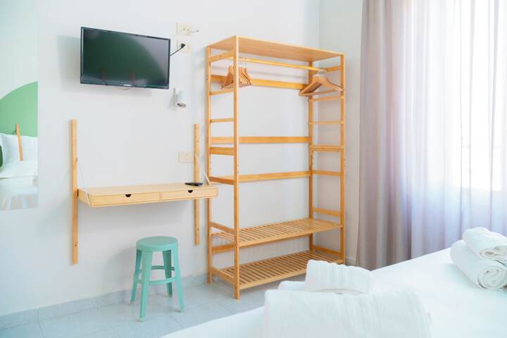 Room 8 of 148