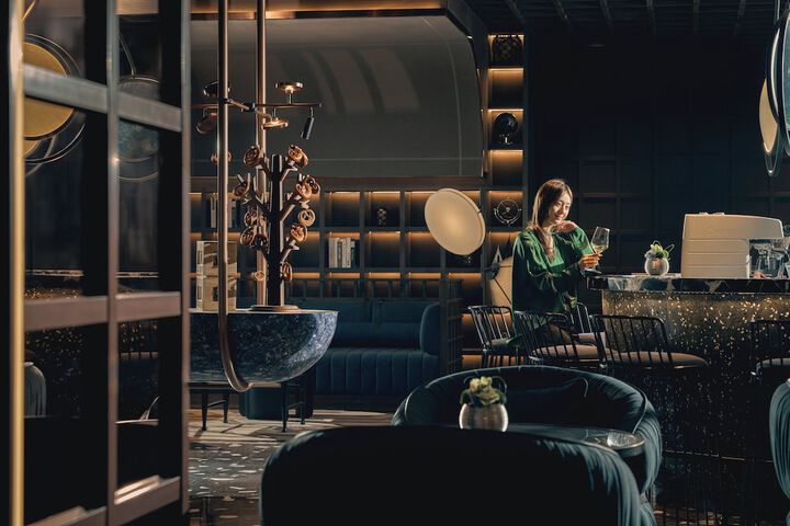 Lounge 74 of 93