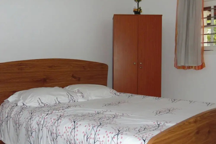 Room 6 of 17