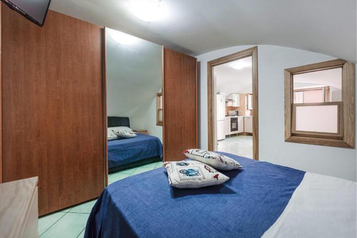 Room 4 of 11