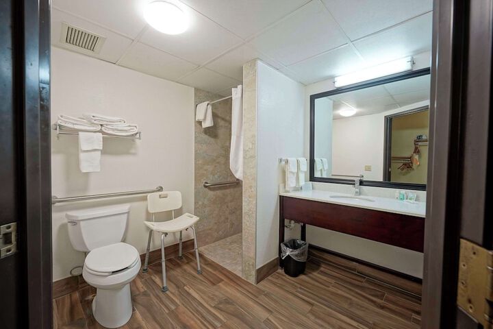 1 Queen Bed Accessible (1 of 5)