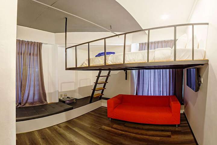 Room 8 of 18