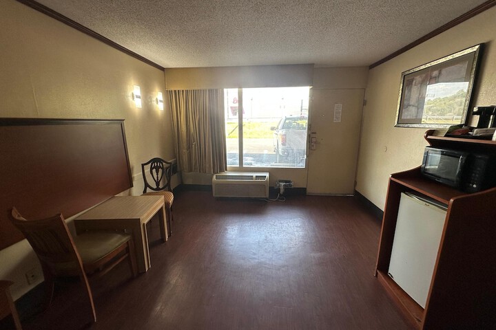 Room 27 of 86