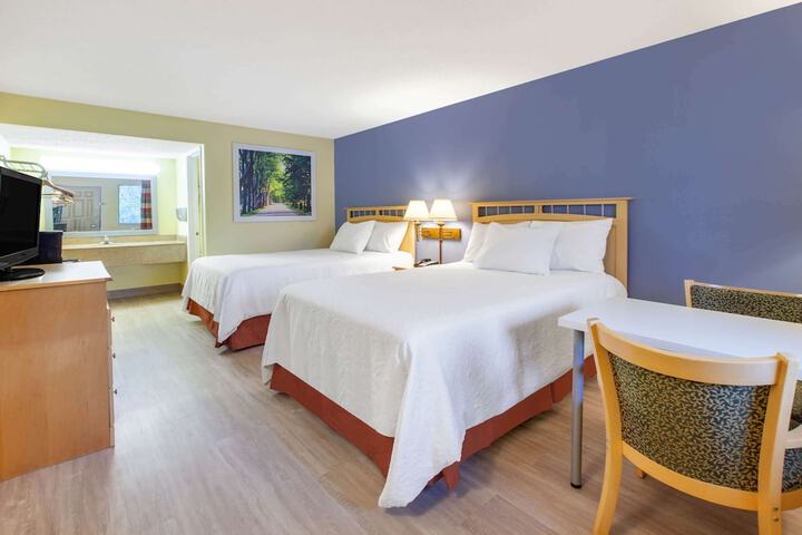 2 Queen Beds (5 of 8)
