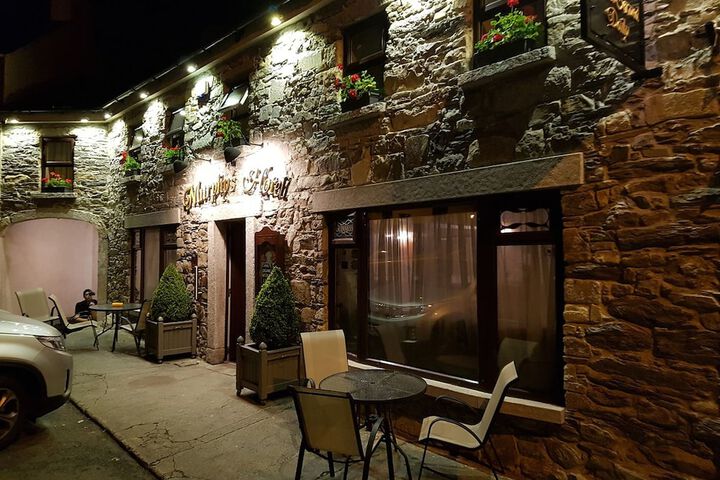 Exterior of Murphys Hotel