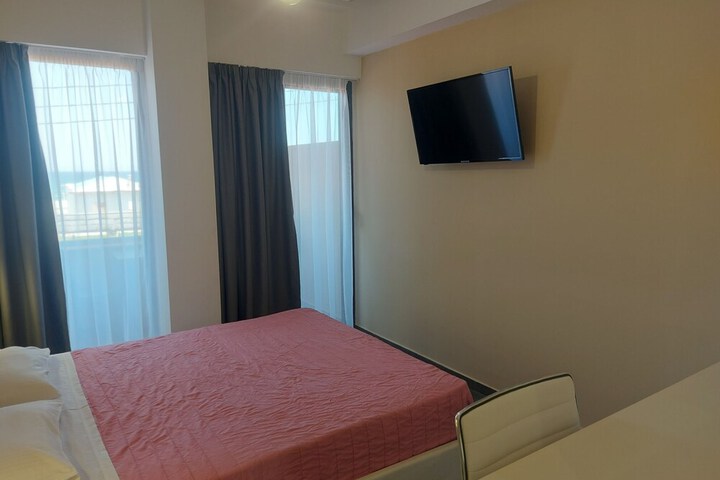 Room 33 of 106