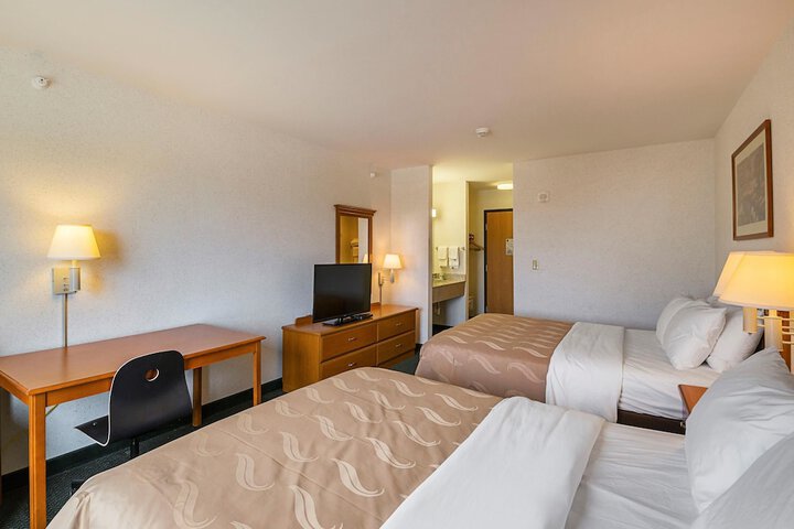 Queen Bed Accessible (8 of 10)