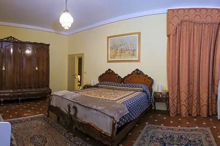 Room 4 of 12