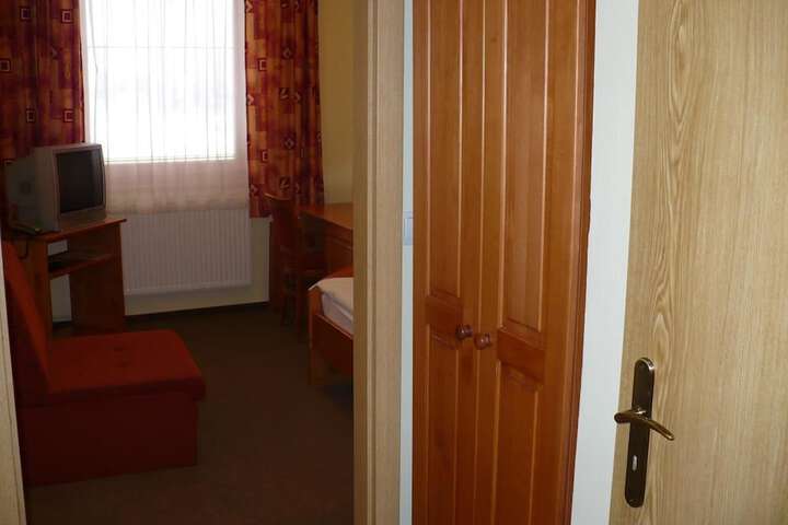Room 6 of 42