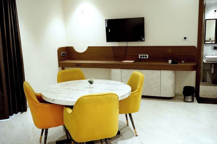 Room 13 of 32