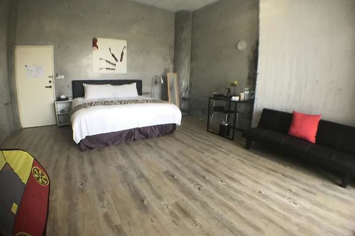 Room 6 of 8