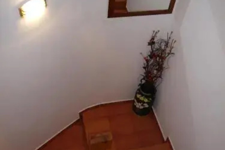 Room 7 of 10