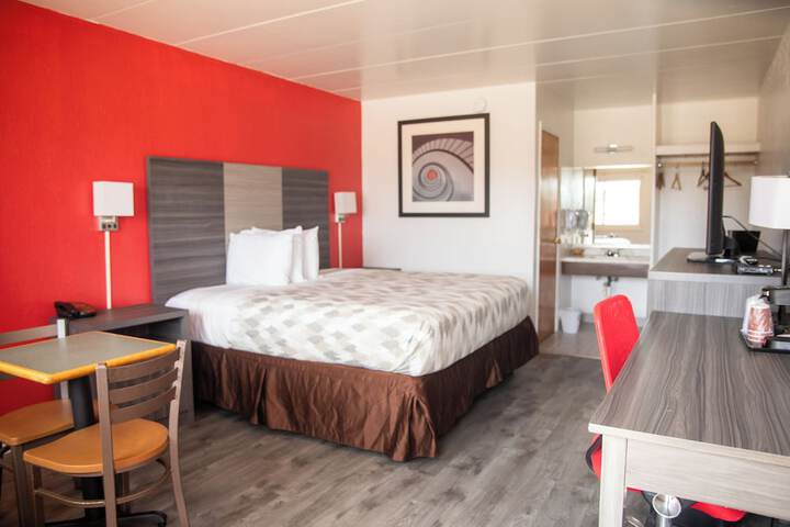 1 King Bed (4 of 8)