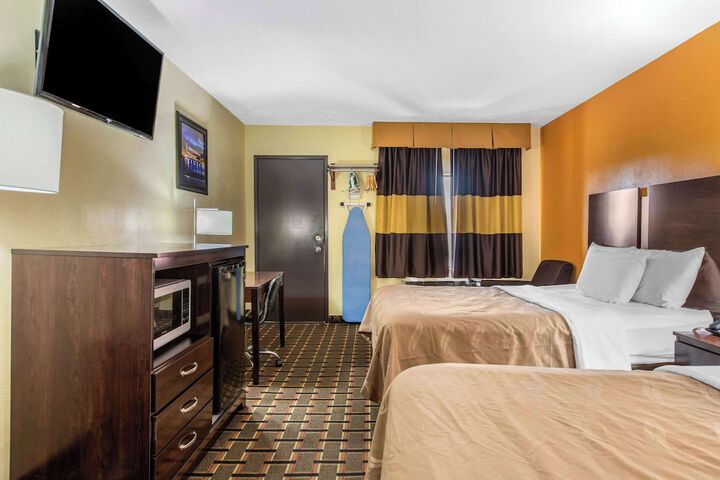 1 Queen Bed (11 of 16)