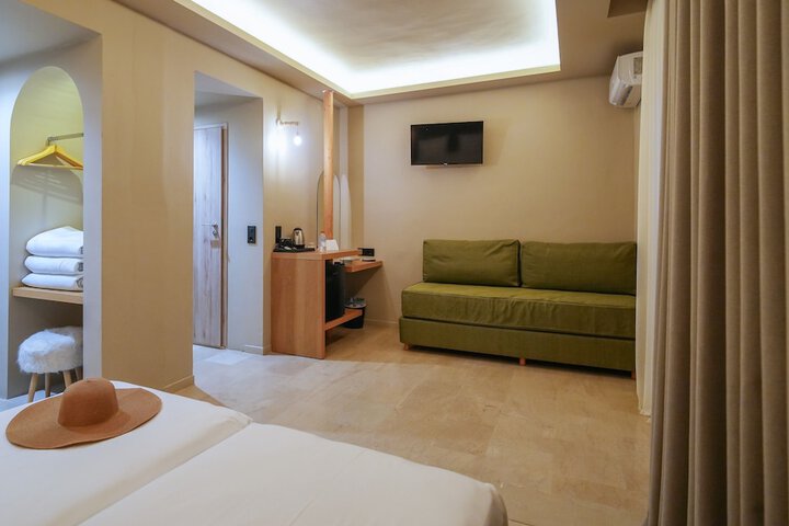 Room 13 of 34