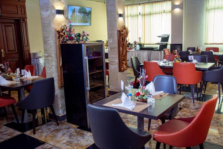 Lounge 5 of 23