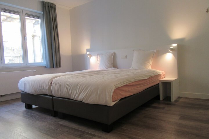 Room 9 of 18