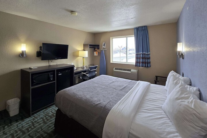 1 Queen Bed (10 of 14)