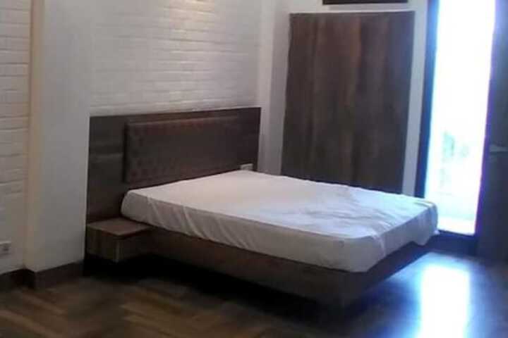 Room 4 of 9