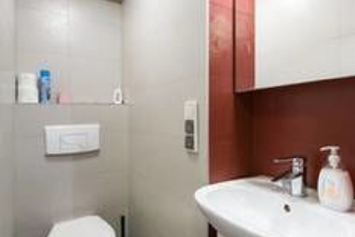 Room 53 of 177