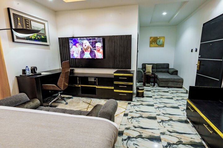 Room 13 of 87